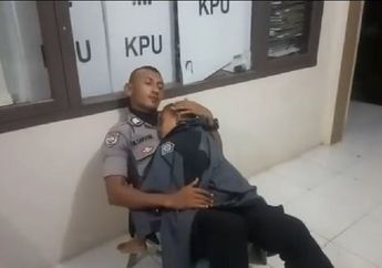 Mengharukan, Polisi Ini Asuh Anaknya Sambil Terus Bertugas Jaga Kotak Suara Pemilu 2019, Terungkap Kisah Pilu di Baliknya