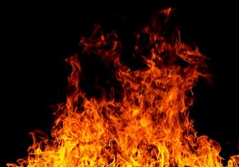 Tuangkan Bensin dari Kantong Plastik dan Bakar Tubuhnya, Suami di Pontianak Berlari Peluk sang Istri saat Badan Terbakar Kobaran Api