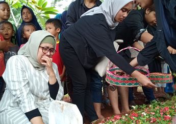 Suasana Haru Iringi Prosesi Pemakaman Eddy Riwanto