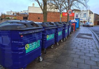 Nasib Malang! Tunawisma yang Tidur di Tempat Sampah Ini Malah Masuk ke Dalam Truk Penghancur
