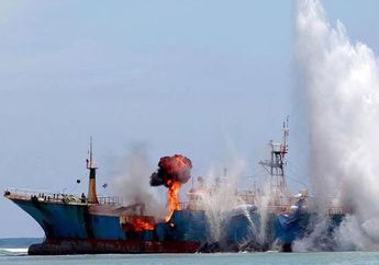 Video Detik-detik Menteri Susi Tenggelamkan Kapal Pencuri Ikan Asing Asal Vietnam : Jalesveva Jayamahe!