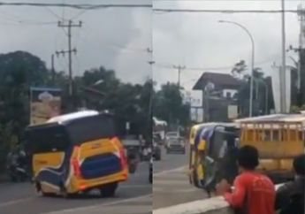 Lantaran Tak Kuat Menanjak, Bus Ini Nyelonong Mundur dan Menghantam Pembatas Jalan