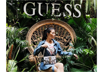 Intip Koleksi Tas Terbaru GUESS Spring 2019, Gaya Fashionable dengan Nuansa Floral nan Colorful