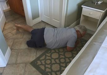 Perlakuan Keji! Seorang Kakek Disuruh Merangkak Oleh Petugas Bandara