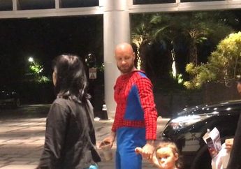 Tak Diundang Syahrini dan Reino Barack, Suami Melaney Ricardo Tampak di Lokasi Acara Dinner Silaturahmi dengan Kostum Spiderman