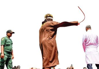 Asik Bermesraan dengan Si Bos, Seorang SPG Bersama Atasannya Terciduk dan Dijatuhi Hukuman Cambuk