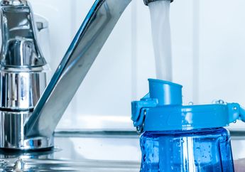 Hati-hati Bisa Jadi Rumah Bakteri! Mencuci Botol Minum Ternyata Ada Aturannya