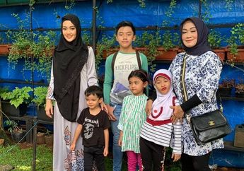 Menangis Saat Kunjungi Makam Julia Perez, Sri Wulansih Kenang Momen Ramadan Tanpa Kehadiran Jupe