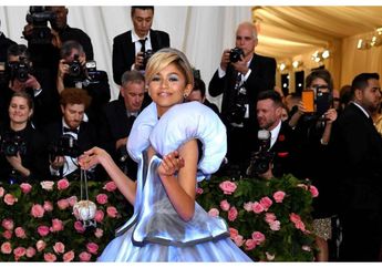 Di Balik Gaun Cinderella Zendaya di Met Gala 2019, Ternyata Penuh Kabel Listrik dan Beratnya Mencapai 5 Kg