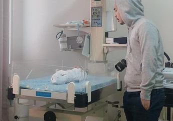 Kayak Pegang Tembakan! Lihat Aksi Raditya Dika Gendong Sang Anak, Anissa Aziza Tampak Ketakutan