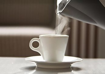 Rutin Minum Air Hangat Setiap Hari dan Rasakan 6 Manfaat Kesehatan Tubuh ini