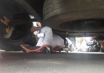 Menhub Disuruh Kempiskan Perut Usai Badannya Tersangkut di Kolong Bus Saat Lakukan Pemeriksaan Kelayakan Mesin