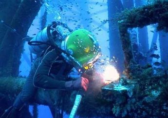 Pertaruhkan Nyawa, Tukang Las Bawah Air Digaji Hingga Rp 771 Juta!