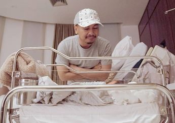 Masih Belajar Gendong Anak, Tingkah Raditya Dika Ini Bikin Ngeri!