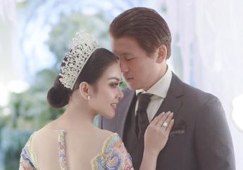 Lagi! Betul-betul Suami Sayang Istri, Reino Barack Kembali Tertangkap Kamera Bawakan Tas Syahrini di Kala sang Istri Sibuk Menyanyi