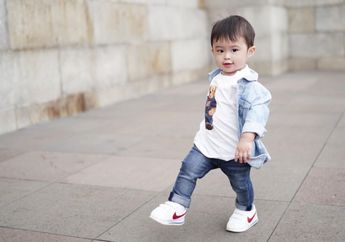 Naik Moge di Pinggir Jalan, Raphael Moeis Bikin Netizen Kesengsem!