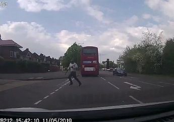 Ngeri! Aksi Brutal Laki-laki Tembaki Anak dan Bapak di Jalan Raya Terekam Kamera Mobil