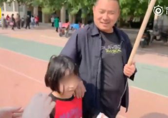 Hanya Demi Hal Ini, Seorang Ayah Nekat Menyeret Anaknya yang Sedang Sakit Berangkat Sekolah, Bahkan Selang infus Masih Tersambung di Lengannya