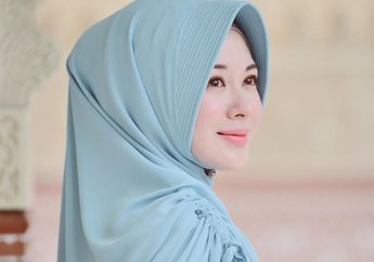 Berhijab Biru, Ayana Moon Jadi Terlihat Makin Charming & Anggun!