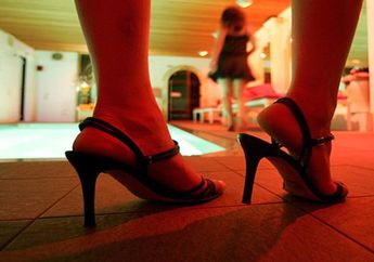 Mantan Model Majalah Dewasa Ini Nekat Akan Buka Baju saat Ditangkap Polisi 