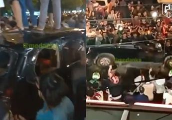 Viral! Video Detik-detik Warga Medan Mengamuk dan Gulingkan Minibus yang Kabur Usai Tabrak Lari Pejalan Kaki, Sopir Tewas Dihajar Massa
