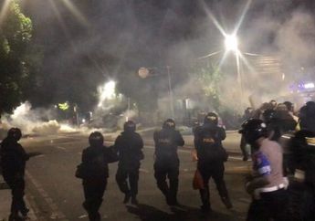 Kobaran Api Muncul, Massa Dipukul Mundur, Begini Kondisi Terakhir Saat Subuh di Gedung Bawaslu