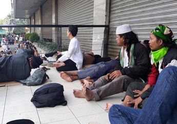 Cuaca Panas, Massa Aksi Demo di Depan Bawaslu Ajak Polisi Berteduh