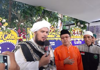 Pamer Potret Mesra dengan Pacar Bule hingga Berpenampilan Seksi dalam Rangka Halloween, Putri Ustaz Derry Sulaiman Kena Kriktikan Netizen