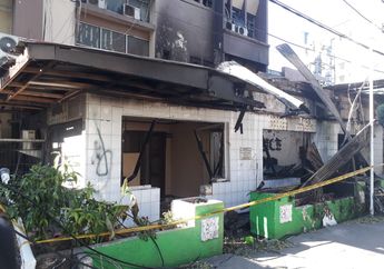 Meski Belum Kondusif, Pengamen Wanita Ini Tetap Santai Senandungkan Lagu Pasca Aksi 22 Mei