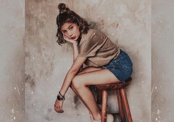 Seksinya Awkarin Padukan Bikini dan Rok Batik Belahan Tinggi Pamer Paha Putih Mulus