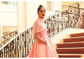 Kenakan Headpiece Rinaldy Yunaldi, Naomi Scott Sang Putri Jasmine Tampil Cetar Bergaya Futuristik