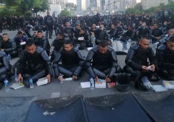 Buka Puasa Menghentikan Aksi, Aparat Kepolisian dan TNI Santap Makanan di Tengah Jalan