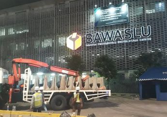 Perketat Pengamanan di Depan Kantor Bawaslu, Polisi Pasang Beton