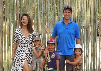 Pamer Potret Ciuman Bersama Suami, Ekspresi Anak Indah Kalalo Jadi Sorotan!