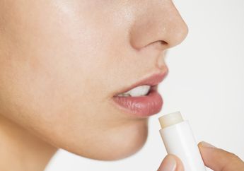 Bukannya Lembap, Keseringan Pakai Lip Balm Justru Bikin Bibir Alami Efek Mengerikan ini!
