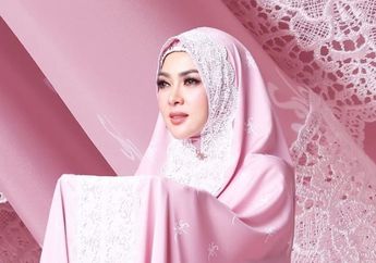 Perdana Rayakan Idul Adha 2019 Bareng Suami di Singapura, Syahrini Kenakan Mukena Mewah Miliknya