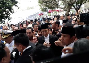 Ribuan Pelayat Berdesakan Ingin Ucapkan Belasungkawa ke SBY