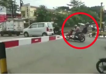 Viral! Ngeyel Terobos Palang Kereta Api, Penumpang Motor Ini Terjengkang Setelah Kepalanya Hampir Tersangkut Portal