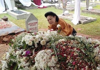 Sembari Menempelkan Wajahnya di Makam Ani Yudhoyono, Wanita Misterius Ini Bercucuran Air Mata dan Belai Nisan Sang Ibu Negara: Yang Tenang ya...