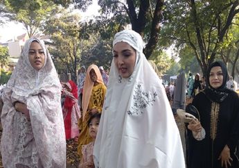 Jalankan Solat Ied, Ashanty Mengaku Mengantuk karena Tidak Tidur Semalaman