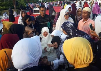 Duduk di Atas Kursi Roda, Tri Rismaharini Jumpai Masyarakat Surabaya Selepas Shalat Id