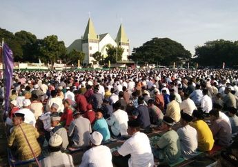 Indahnya Toleransi, Ribuan Umat Muslim Lakukan Ibadah Sholat Id di Depan Halaman Gereja GMIT Maumere