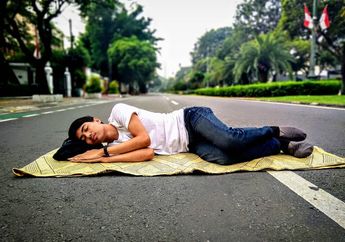 Jakarta Sepi saat Lebaran, Netizen Posting Foto Unik, Mulai dari Berkemah hingga Mandi di Tengah Jalan