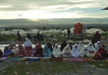 Tak Mampu Tahan Kepediahan, Seorang Pengungsi Korban Gempa dan Tsunami Palu Tak Sadarkan Diri Ketika Ibadah Shalat Id di Kamp Pengungsian