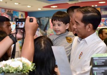 Diajak Jokowi Silahturahmi ke Kediaman Sri Sultan Hamengkubuwono X, Jan Ethes Kembali Curi Perhatian