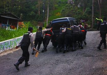 Kisah Pasukan Pengganjal Ban di Jalur Maut yang Pertaruhkan Nyawa Hingga Sempat Dikerjai Pengendara!