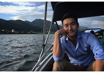Gaya Siwon Suju Jadi Sorotan saat Liburan ke Bali, dari Pakai Kain Motif Batik hingga Naik Motor!