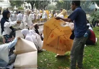 Gelar Tikar dan Duduk di Atas Rumput, Ratusan Massa Aksi Demo Tuntutan Pilpres 2019 Beristirahat di Kawasan Jalan Medan Merdeka Barat