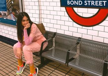 Pakai Jumpsuit Mirip Motif Batik, Luna Maya Keliling Los Angeles Naik Sepeda