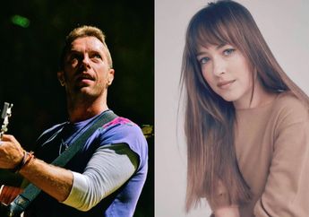 Ademnya Pesona Dakota Johnson Berkerudung Temani Chris Martin ke Kuil, Tanda Batal Putus?